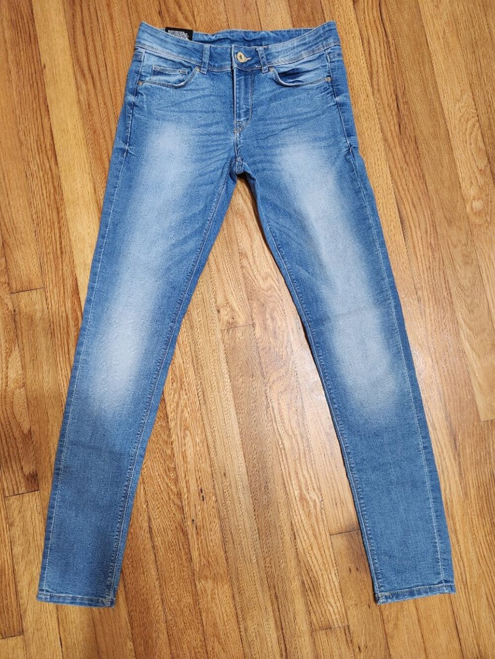 NWT Divided H&M Super Skinny Regular Waist Light Blue Wash Jeans - Size 6